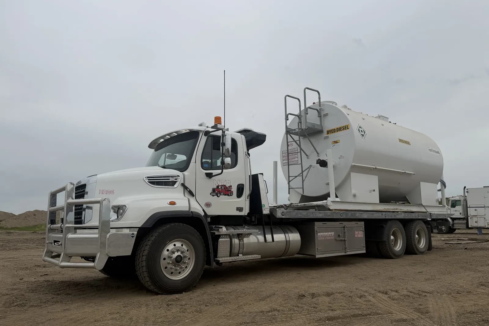 Tank unit loaded on a heavy flat deck